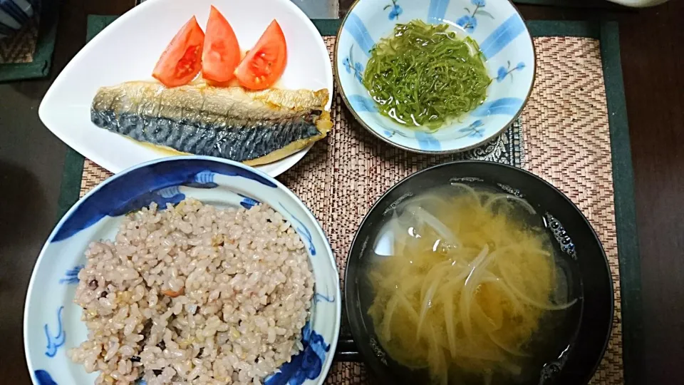 鯖塩焼き&めかぶ&玉ねぎの味噌汁|まぐろさん