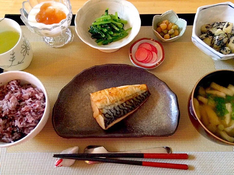 朝ご飯定食:新じゃがのしそひじき和え&五穀米&鯖の塩焼き&ラディッシュの甘酢漬け&小松菜のさっぱりゴマ和え&しめじと油揚げのみそ汁&お豆&ヨーグルト|pigmegさん