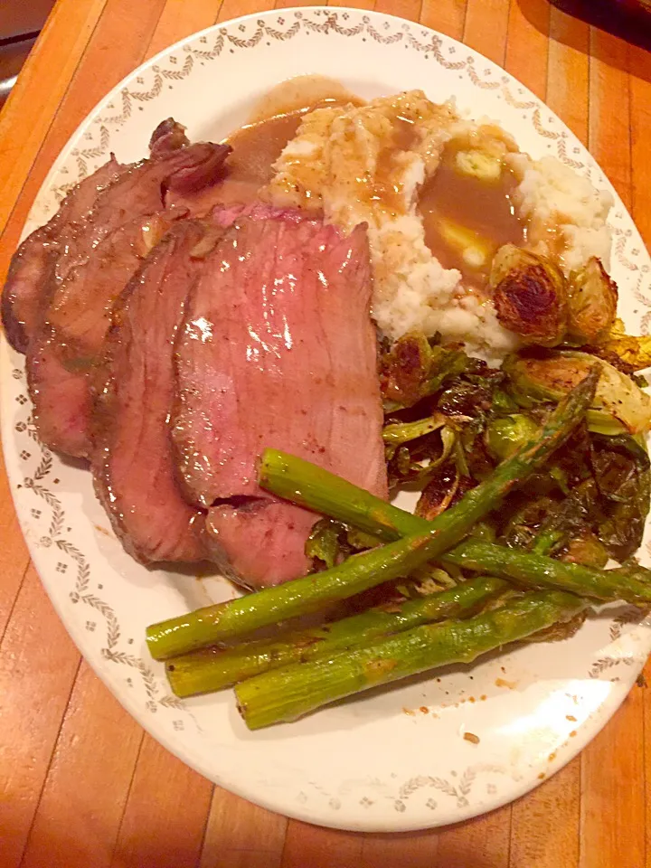 Roast beef, garlic mashed potatoes and roasted Brussel sprouts and asparagus.|Michele Fortunatiさん