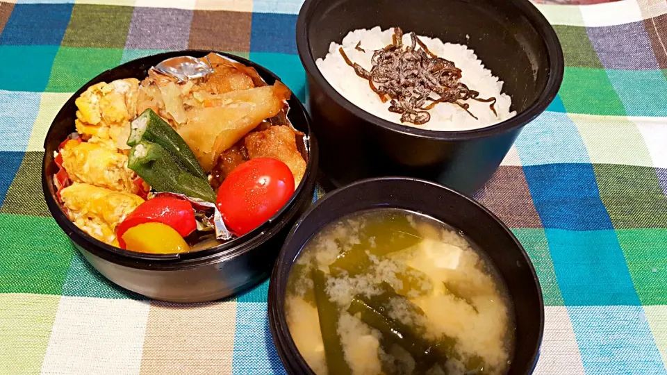 お弁当。中華お惣菜色々とパプリカのマリネと出し巻き卵とお味噌汁。てぬきてぬき(ง ˙ω˙)ว|エリカさん