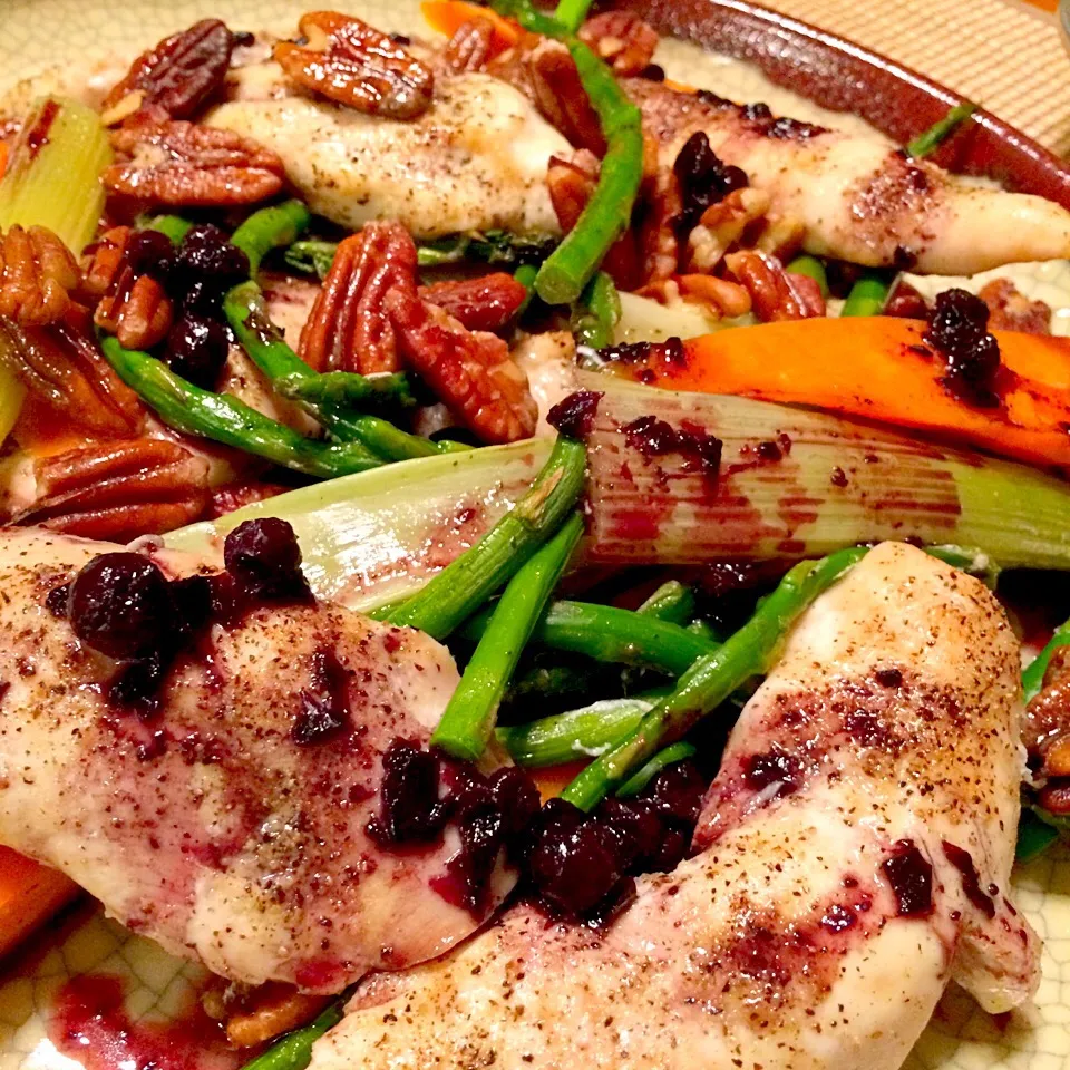 Oven roasted chicken tender, asparagus, carrots, celery and pecan nuts topped with balsamic blueberry jam.
晩ご飯は又全部まとめてオーブンにポイ！いやぁ、本当楽チン。|Nanaさん