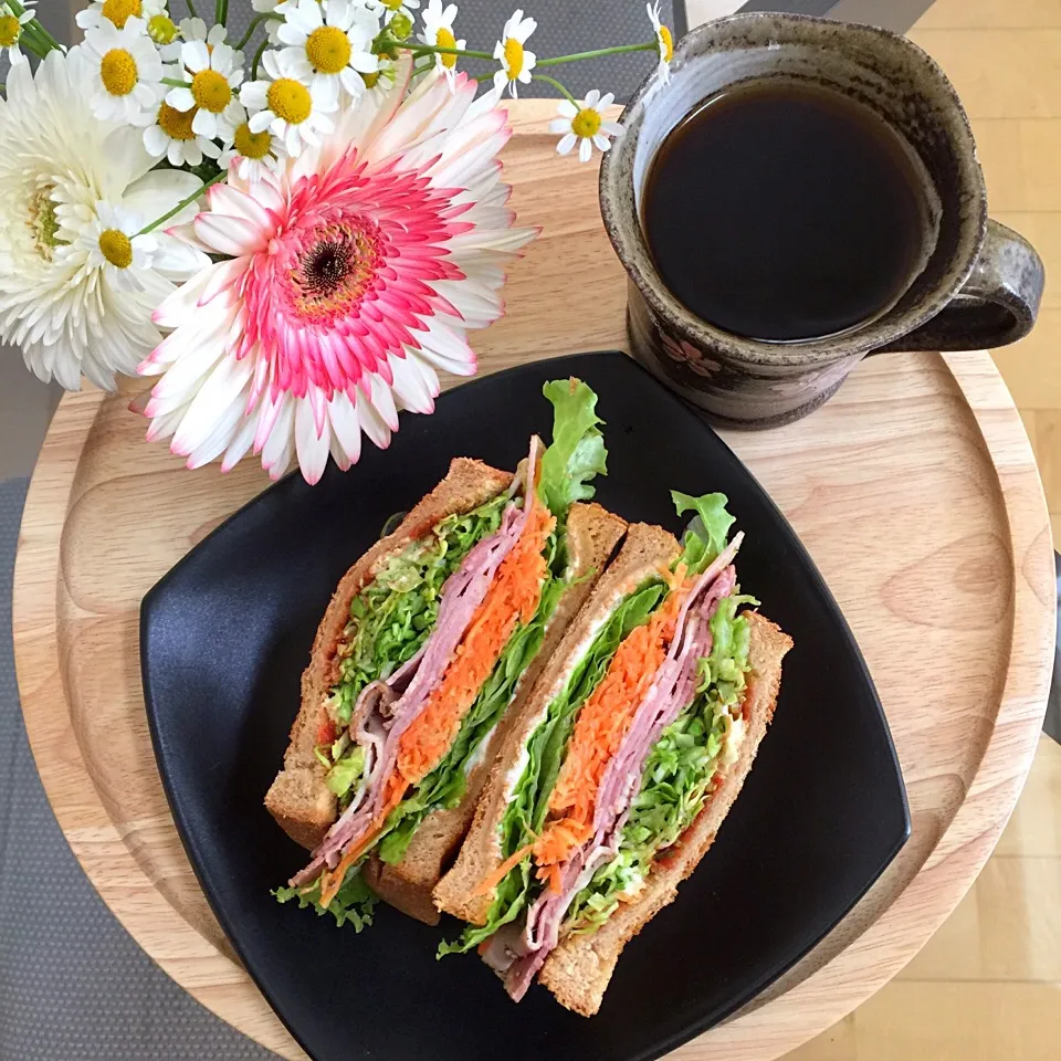 4/4❤︎ペッパーハム&どっさり野菜❤︎全粒粉トーストサンドイッチ|Makinsさん