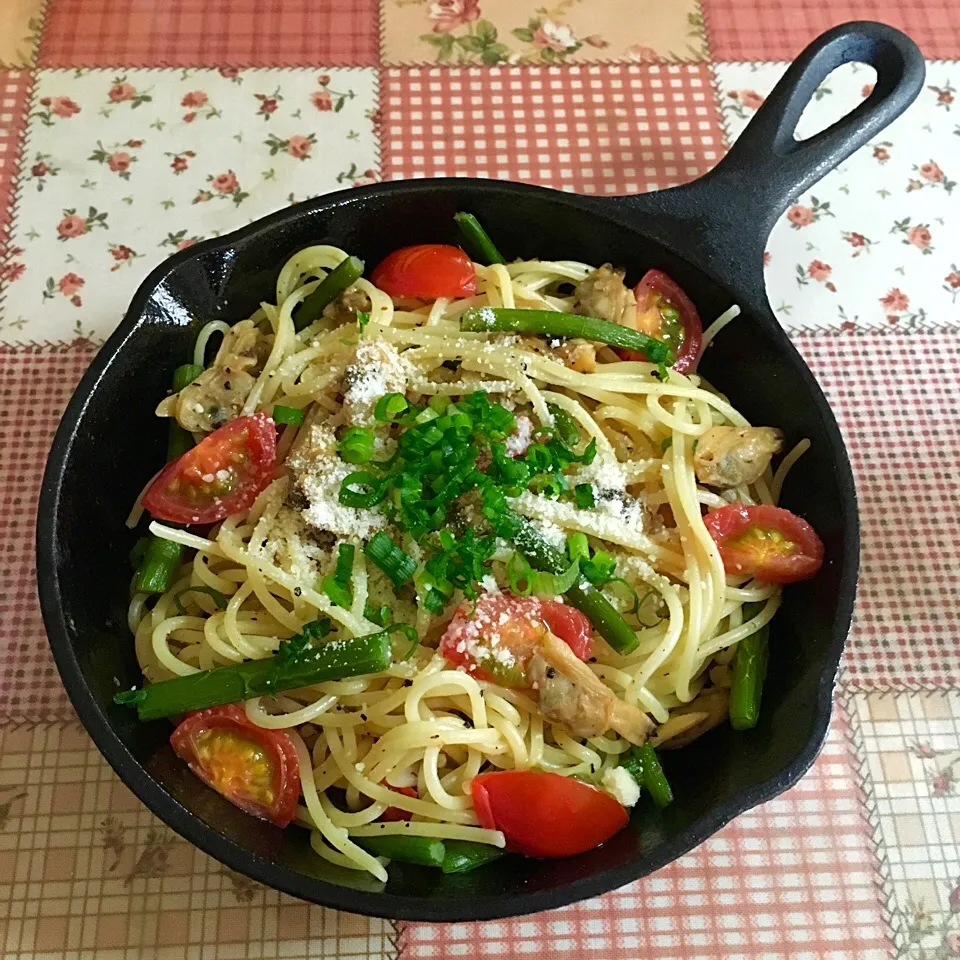 Snapdishの料理写真:ロッジのスキレットdeアサリとニンニクの芽のパスタ🍳|＊ゆみしぼり＊さん