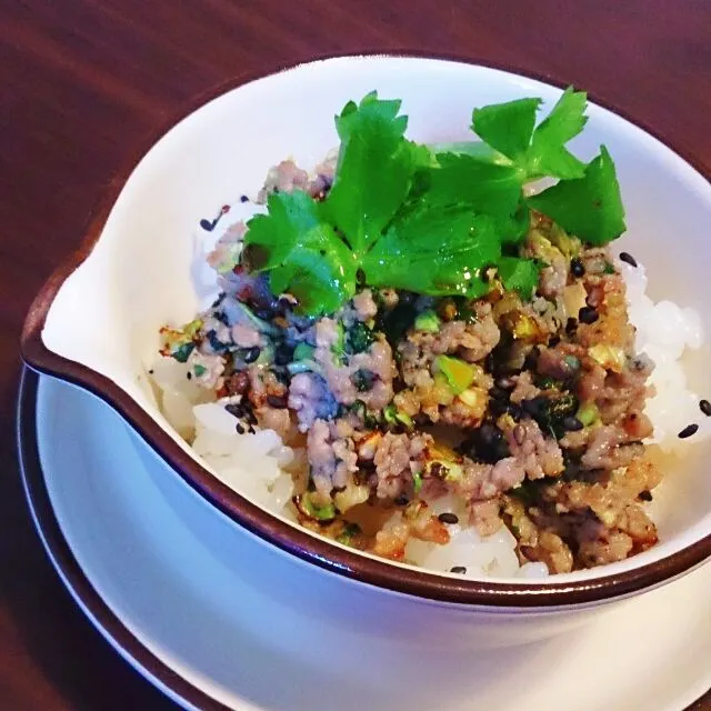 Snapdishの料理写真:皮なしシソ餃子丼＊余った具材で♪|mi_neneco♪さん