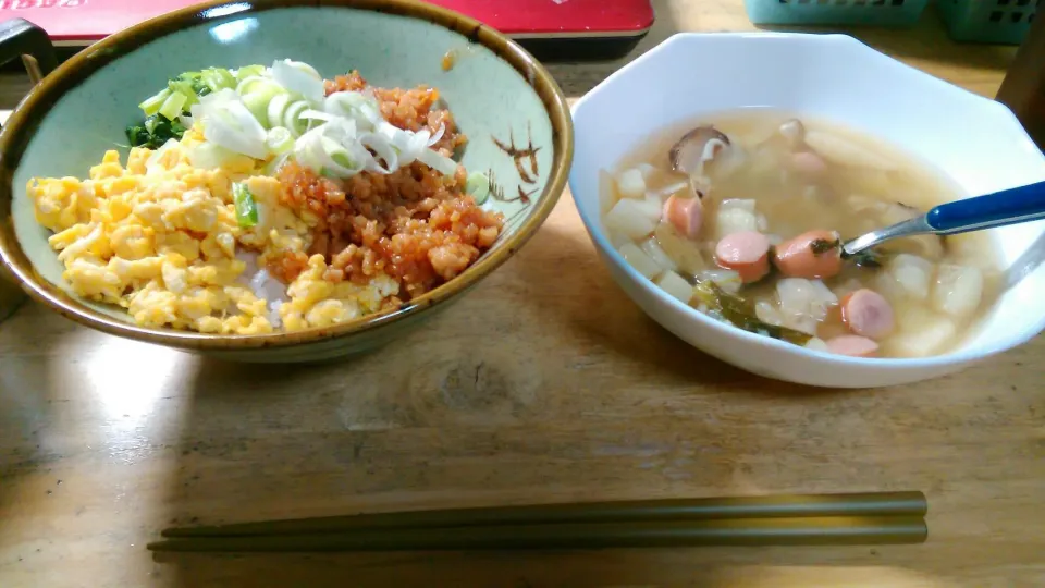 三色そぼろ丼
具沢山コンソメスープ|ざきさん