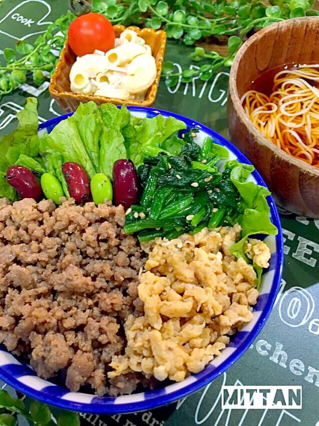 豚ひき肉のしっとりそぼろ丼🌸ほうれん草ナムル添え♡|みったんさん