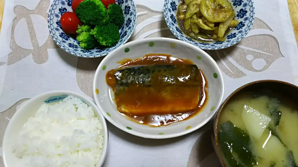 さばの味噌煮
茄子の油炒め
ミニトマトとブロッコリー
じゃがいもとワカメの味噌汁
ご飯
#夜ご飯
#ボッチ飯|めぐさん