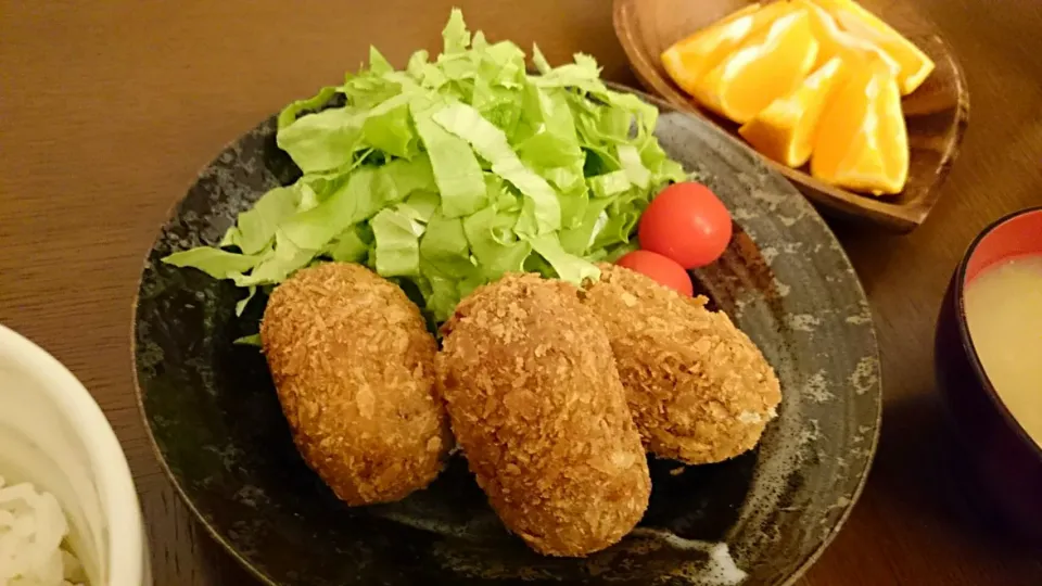 コロッケ、付け合わせ野菜、白菜なめこのお味噌汁、デコポン|アンジェさん