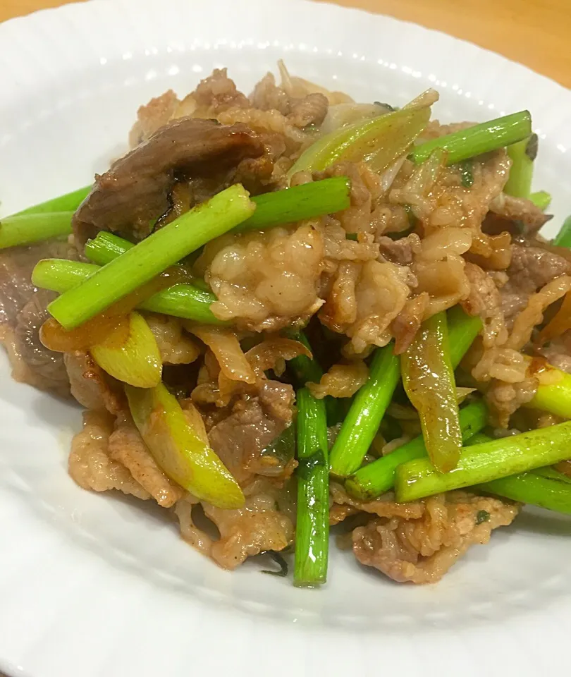 牛バラ肉とニンニクの芽のタレ炒め|沖縄「ピロピロ」ライフさん