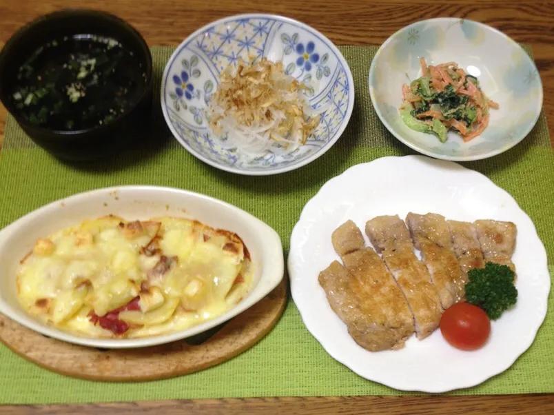 わかめスープ・新玉スライス・青梗菜のサラダ・豚ロース酢醤油ソテー・生ハムとクリームチーズ入りポテトグラタン|美也子さん