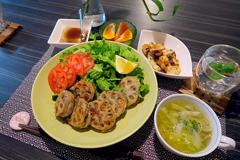 今夜のおうちごはん。レンコンはさみ揚げ焼き、高野豆腐コロコロ焼き、胡麻豆腐、野菜スープ、デザートの清見オレンジです。|かれんさん