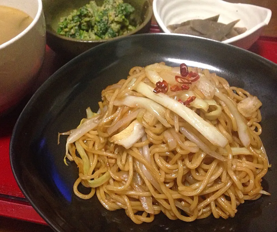 単身赴任の晩ごはん  粉ソース&ウスターソース焼きそばしかもラードで焼いた  春菊胡麻和え ごぼう煮 味噌汁|ぽんたさん