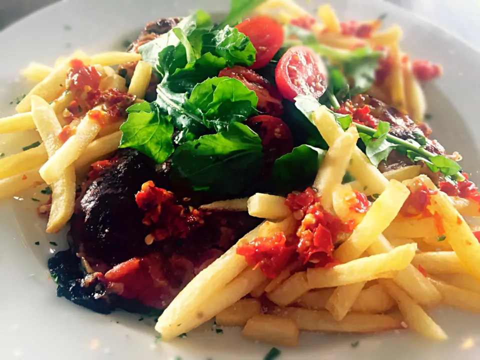 Grilled Melanzane; Aubergine, Basil & Garlic Pomodoro, Mozzarella, Rocket, Tomatoes with fries & chilli|Sergio Lacuevaさん