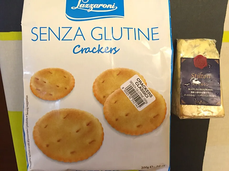 🐷スペアリブが焼けるまで、グルテンフリークラッカーとスティルトンって悪夢を見るといわれる🧀チーズで退屈しのぎ😋|にゃあ（芸名）さん