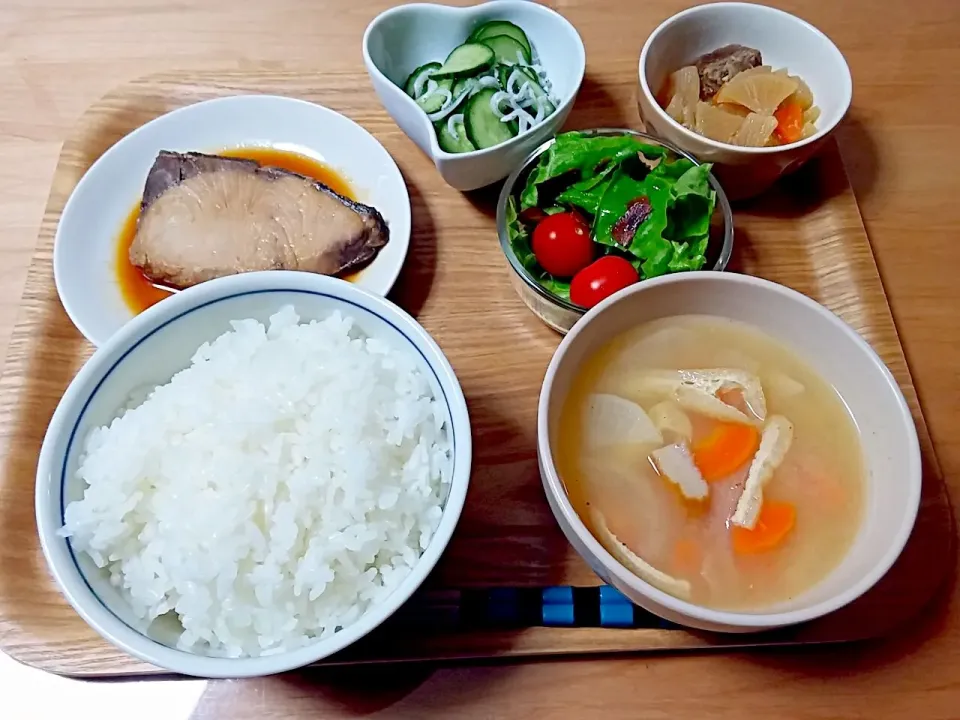 ぶりの照り焼き、きゅうりとしらすの酢の物、サラダ、牛すじ味噌煮込み、お味噌汁|ゆかさん