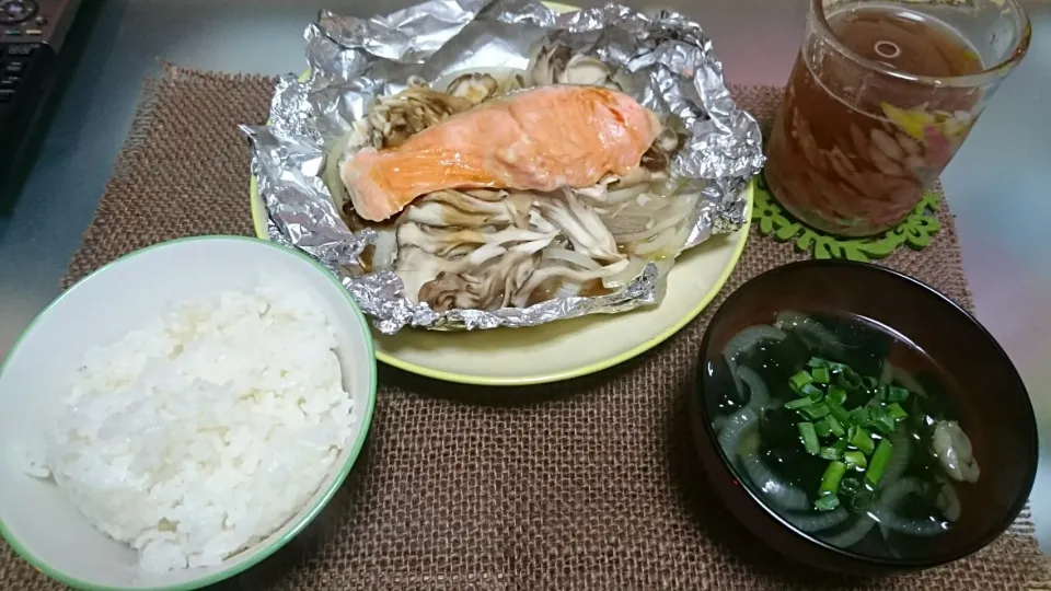 サーモンホイル焼き、玉ねぎとわかめのお吸い物|おむすびさん