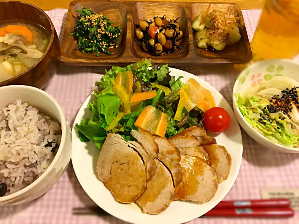 Snapdishの料理写真:＊焼豚
＊白菜と豚バラのミルフィーユ
＊ほうれん草の胡麻和え
＊ひじき煮
＊焼き茄子のおひたし
＊根菜類のお味噌汁
＊十六穀ごはん|モケモケさん