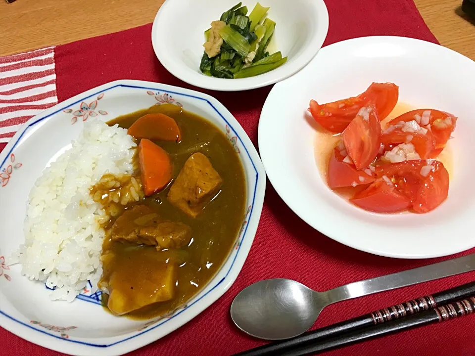 カレーライス
トマトサラダ
小松菜と油揚げの煮浸し|まりさん