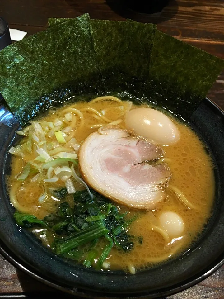 まかしょお    豚骨醤油ラーメン|もにもにかさん