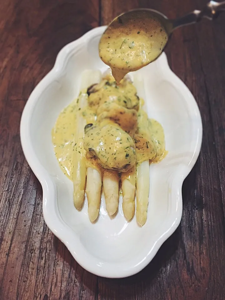 White asparagus,oyster with herbed hollandaise sauce.|rick chanさん