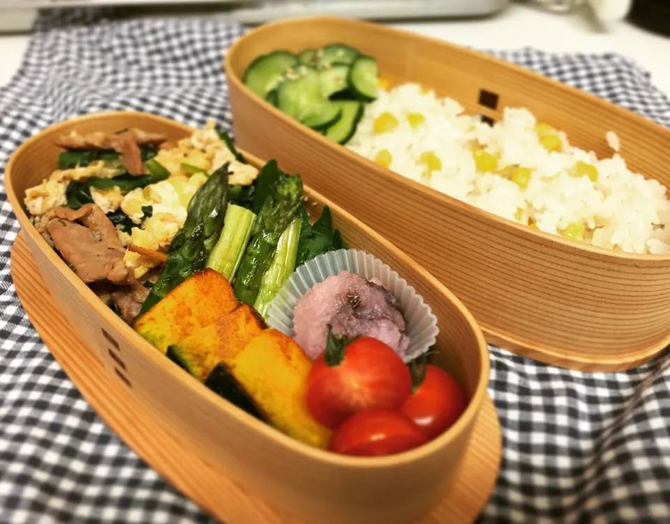 Snapdishの料理写真:今日のお弁当。とうもろこしごはん、ニラと豚肉の卵炒め、アスパラ、かぼちゃのシナモンシュガー焼き、トマト、自家製桜餅。|Junさん