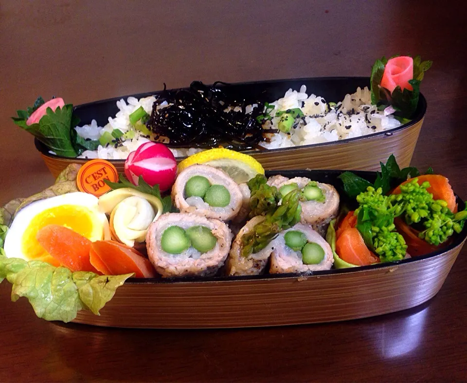 今日の亭主殿のお弁当は 💕りかっくまさんのお弁当 アスパラの肉巻きと菜の花のサーモン巻き🎵|とんちんさん