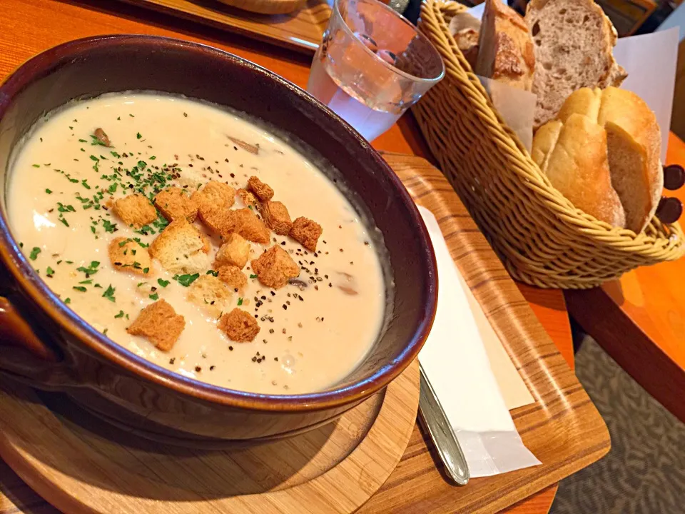 どっさりキノコのクリームポタージュ&バケット🍞🍲|マニラ男さん