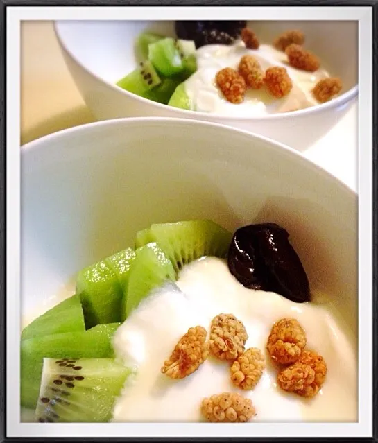 桑の実のトッピング。Yogurt dessert with Dried White Mulberry|toyamadaさん