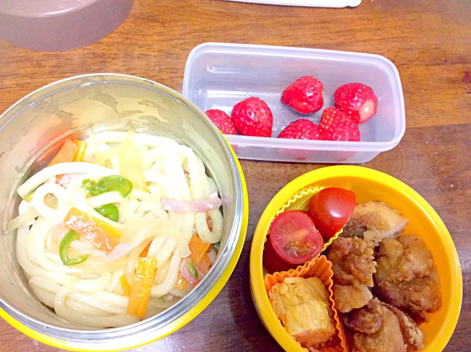 Snapdishの料理写真:焼きうどん
唐揚げ(出来合い)
プチトマト
卵焼き
いちご|とまこさん