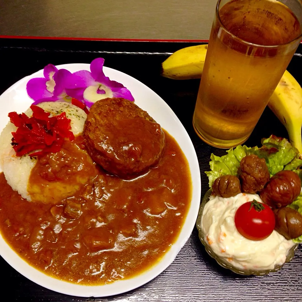 キャベツメンチカツカレーと肉球ポテトサラダ🐾ランチ|きゅうちゃんさん