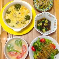 Snapdishの料理写真:初めまして♡
肉なし・無農薬野菜・手作り調味料を心がけている4人のママです。(*ﾟ∀ﾟ*)


本日のうちごはん

★バター、生クリーム不使用
豆乳と米粉で作ったヘルシーグラタン🍲
★豆乳と味噌のスープ
★インゲンとシラスの生姜和え
★モズクときゅうりのサッパリ酢の物|えみさん