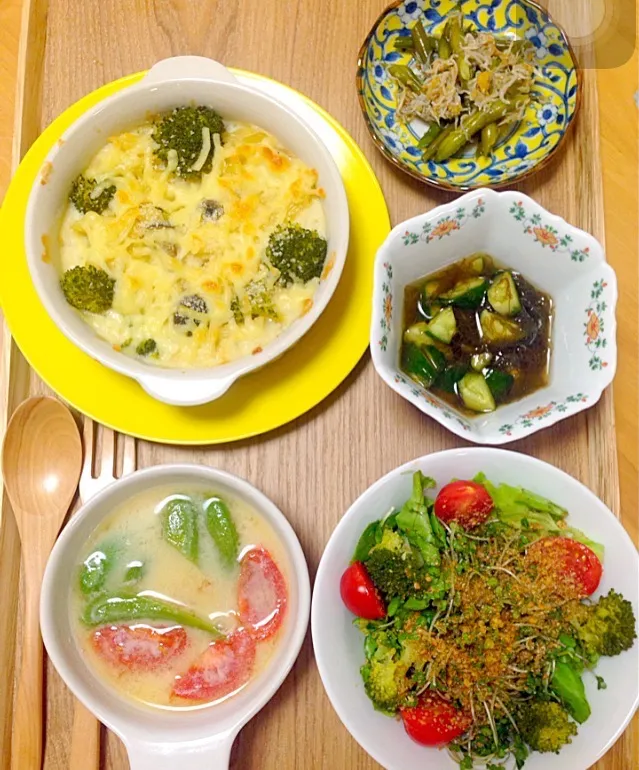 Snapdishの料理写真:初めまして♡
肉なし・無農薬野菜・手作り調味料を心がけている4人のママです。(*ﾟ∀ﾟ*)


本日のうちごはん

★バター、生クリーム不使用
豆乳と米粉で作ったヘルシーグラタン🍲
★豆乳と味噌のスープ
★インゲンとシラスの生姜和え
★モズクときゅうりのサッパリ酢の物|えみさん