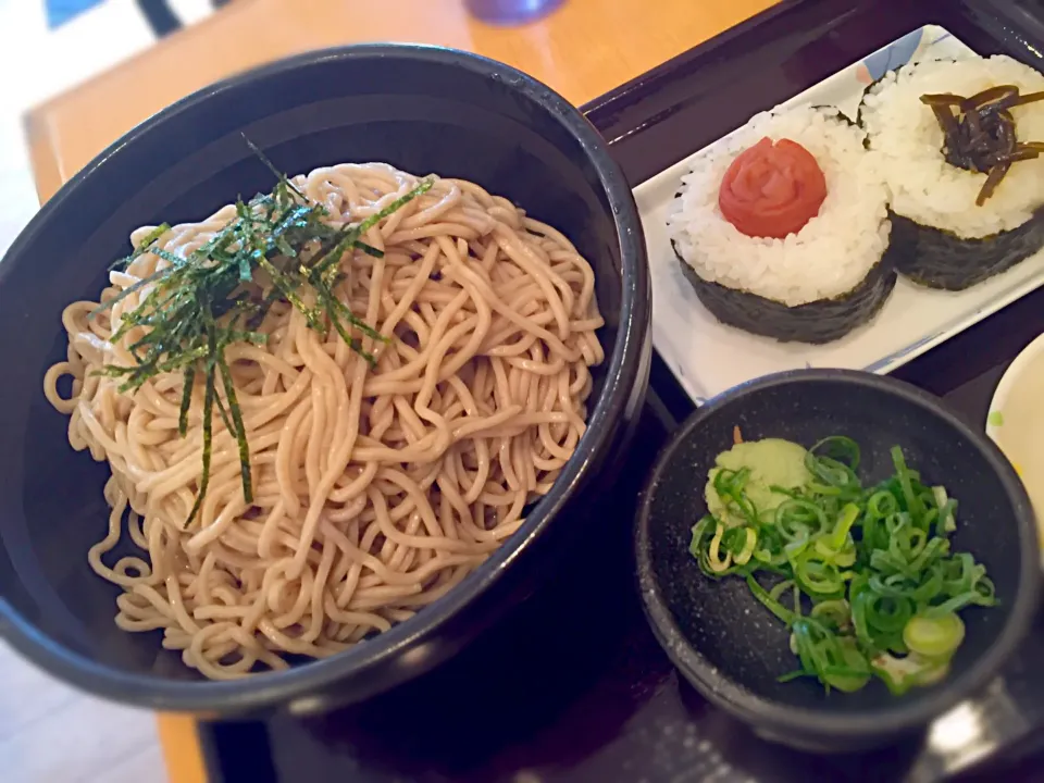 今日の阪急そば🍜何故かどんぶりに入ったざるそば🍀先日、阪急そばは掛け蕎麦と心に誓ったのに『ざるそば始めました』のポスターに血迷いました💦|にゃあ（芸名）さん