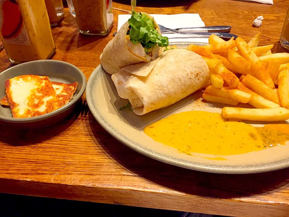 Lemon and Herb Chicken Wrap With Piri Piri Chips and Halloumi|Harriet Pritchardさん