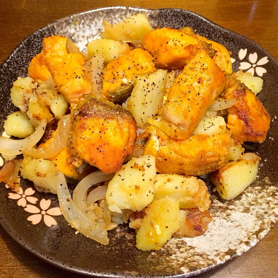 ほっけまんさんが作ってた✨塩ざけのジャーマンポテト風〜カレー風味で旨っ（≧∇≦）|ゆうみん（4人の母ちゃん）さん