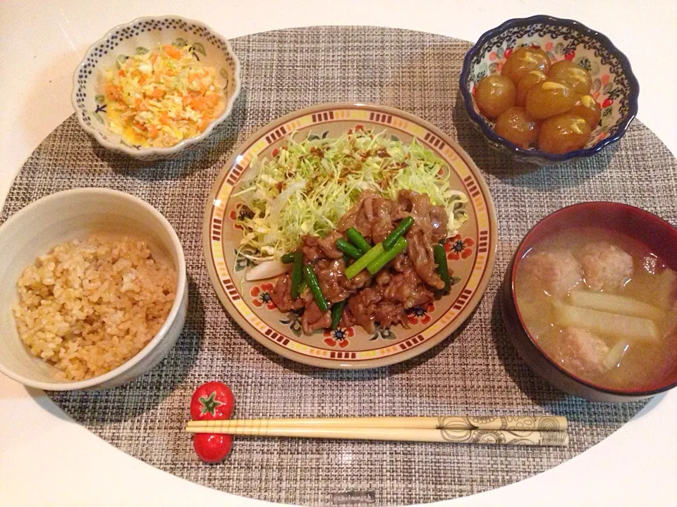 豚肉とにんにくの芽の甘味噌炒め、玉こんにゃく、にんじんと玉ねぎのゆで卵サラダ、大根と鶏団子のお味噌汁、玄米|にゅきさん
