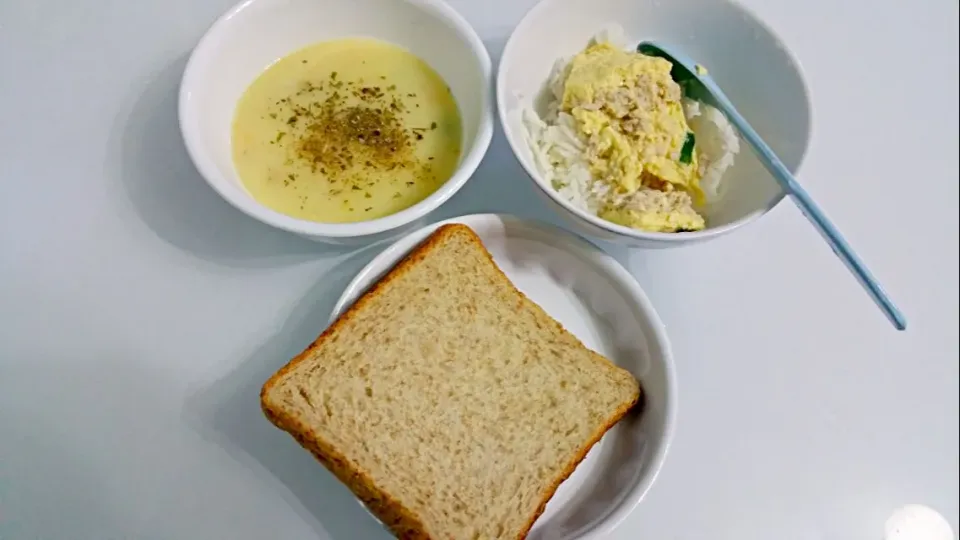 Snapdishの料理写真:Clam Chowder with wholemeal bread & mini steamed egg pork with steamed rice.|🌷lynnlicious🌷さん