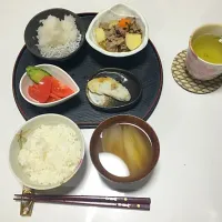 肉じゃが、しらすおろし、トマトとキュウリ、紫蘇笹かまぼこ、長ネギのお味噌汁&ご飯