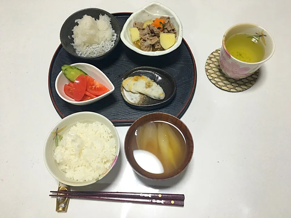 Snapdishの料理写真:肉じゃが、しらすおろし、トマトとキュウリ、紫蘇笹かまぼこ、長ネギのお味噌汁&ご飯|めぐみさん