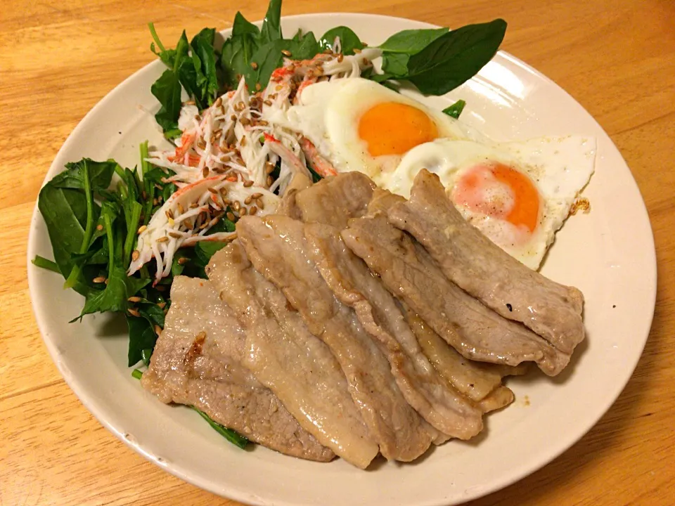 豚バラ焼肉と目玉焼きプレート|るうこさん