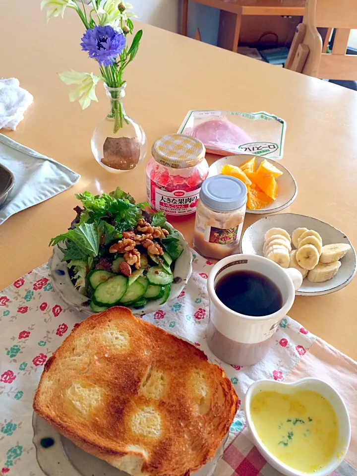 朝ごはん   ホームベーカリーでパン焼きました。地元産栗を使ったジャムをのせて。美容に良いナッツもサラダに添えて|小野田未歩さん