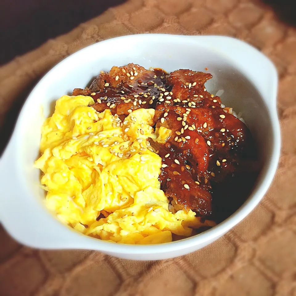 Snapdishの料理写真:カルビとフワ卵の二色丼.ෆ̊౨ೄ೫̥͙‧·*|antiqueさん