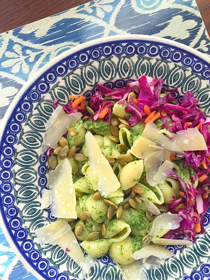 kale pesto pasta with cabbage carrots and pumpkin seeds|Matthew Cashenさん