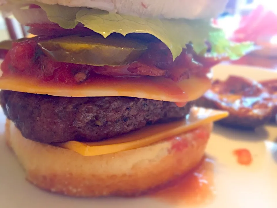 Fresh burger off the grill with bacon and salsa!|TJ McAfoosさん