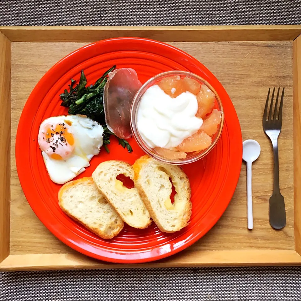 朝ごはん。春菊のお醤油炒めに生ハム、目玉焼き、グレープフルーツにヨーグルト。チーズパン。|yukko7740さん