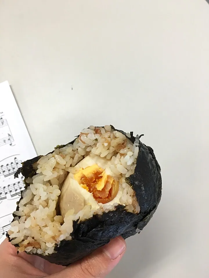 煮卵おにぎり🍙|アッコさん