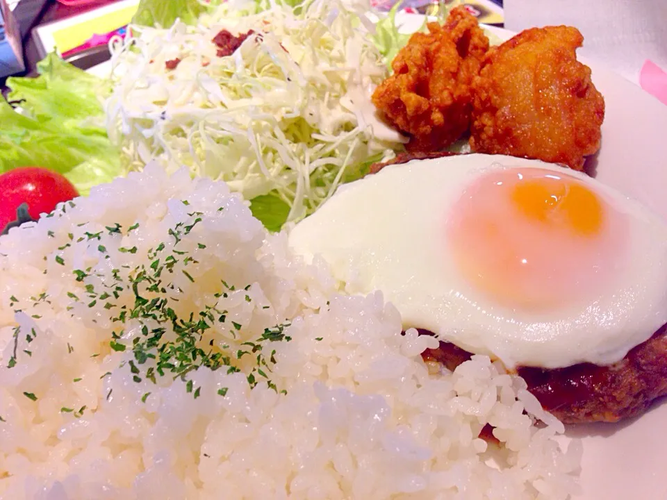 ランチプレート目玉焼きハンバーグ&から揚げライス大盛@アプレシオ大宮店|ま〜ちんさん