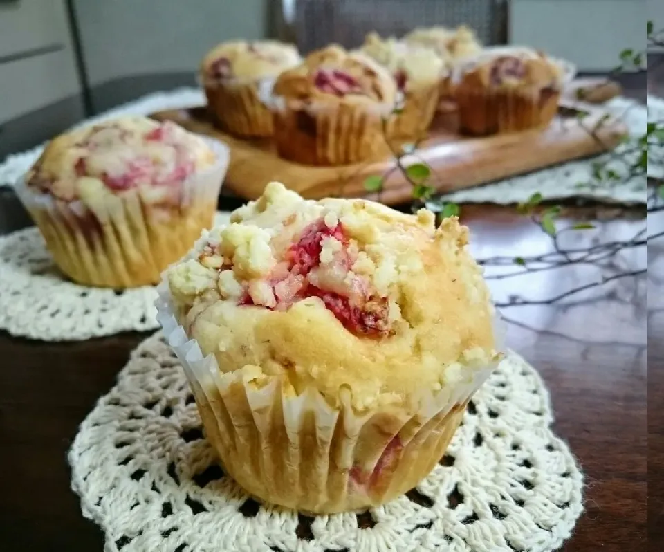 リーちゃんのフレッシュ苺のミルキーマフィン🍓クランブル載っけversion今年も作りました～😋❤|sakurakoさん