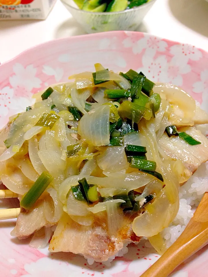 Snapdishの料理写真:豚塩丼   キュウリのピリ辛和え|Rieさん