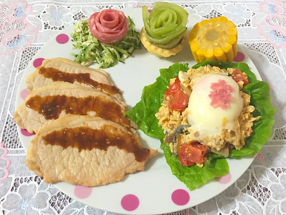 🌺 豚ロースの味噌醤油焼き🌺
🌺 肉とトマト炒り玉子       🌺
🌺 ハム薔薇の棒棒鶏          🌺
🌸 キュウイの薔薇フルーツ🌸|Kii mamaさん